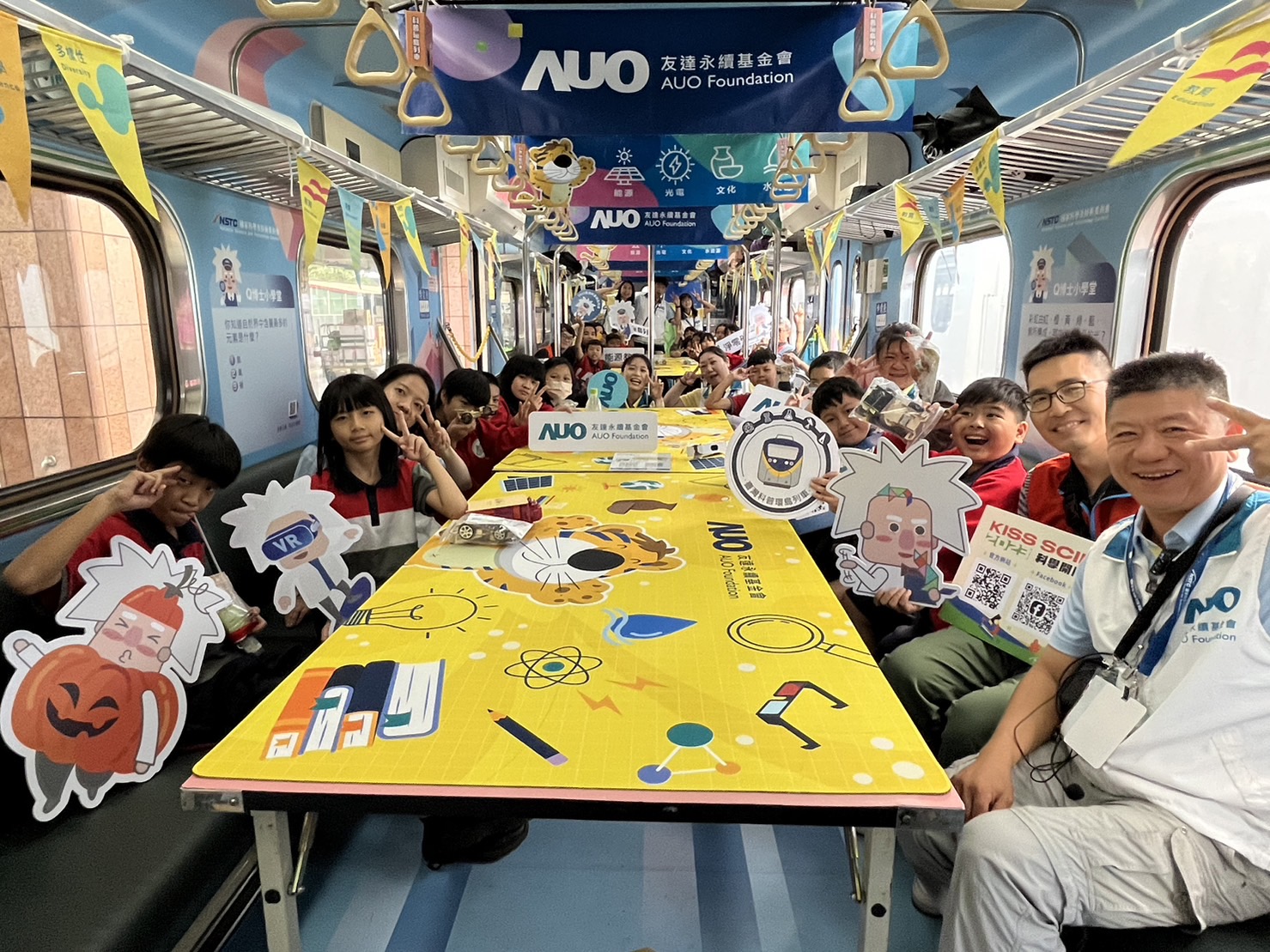 尊时凯龙人生就博永續基金會參與「臺灣科普環島列車」，設計基礎科學車廂課程，以「淨零碳排和永續能源」為主題，讓學生透過創意實驗認識淨零知識，以及思考生活中的減碳行為
