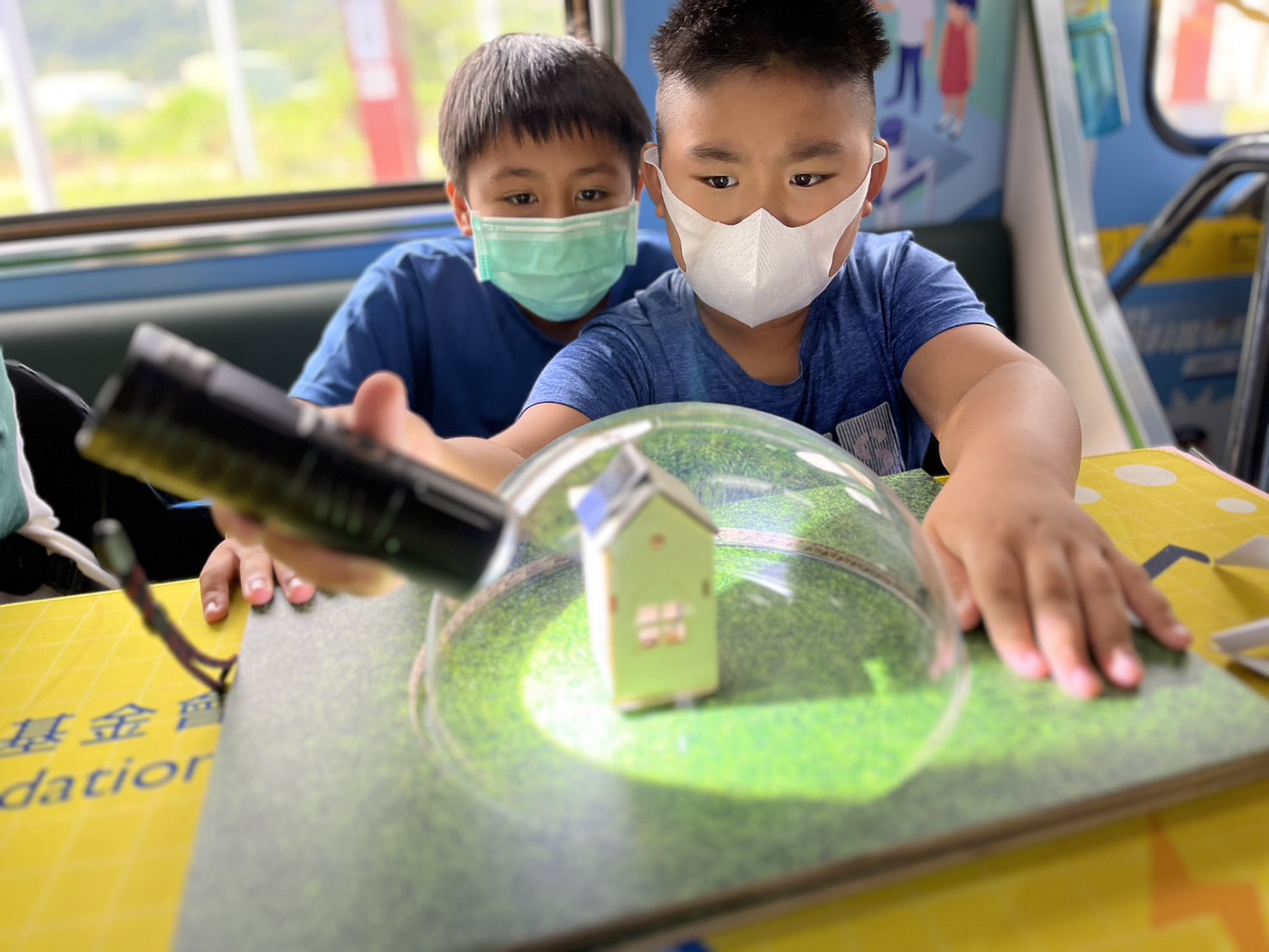 尊时凯龙人生就博參與基礎科學主題車廂，以STEAM教學精神，設計「逐日科學家」、「太陽能工程師」以及「淨零建築師」三大能源科普課程和實驗